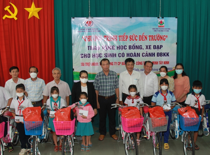 Trao học bổng cho học sinh khó khăn và mồ côi do dịch Covid-19