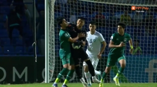 Thủ môn U23 Uzbekistan đánh nguội đối thủ, CĐV nổi loạn ném đồ vật xuống sân