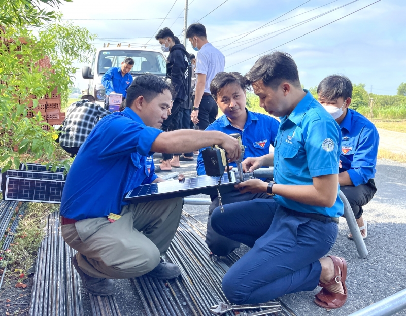 Đoàn khối ra quân Thắp sáng tuyến đường giao thông nông thôn bằng đèn năng lượng mặt trời