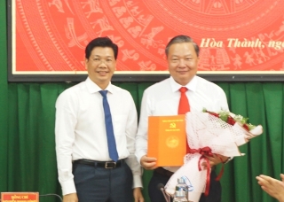 Ông Trần Văn Khải giữ chức Bí thư Thị uỷ Hoà Thành