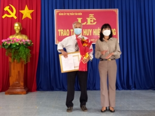 Tân Biên: Trao Huy hiệu 75 và 40 năm tuổi Đảng cho 2 đảng viên
