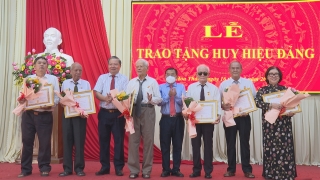 Thị ủy Hòa Thành: Trao Huy hiệu Đảng cho 16 đảng viên