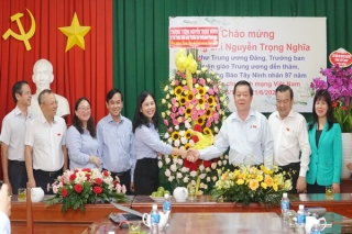 Trưởng Ban Tuyên giáo Trung ương thăm, chúc mừng các cơ quan báo chí tại Tây Ninh