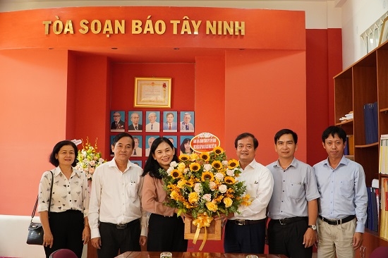 Các cơ quan, đơn vị thăm, chúc mừng Báo Tây Ninh