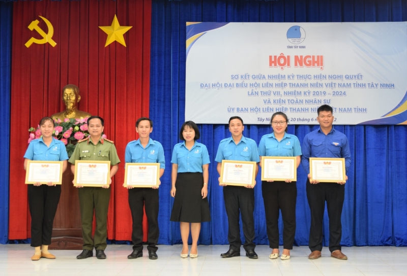 Uỷ ban Hội LHTN Việt Nam tỉnh: Sơ kết giữa nhiệm kỳ 2019-2024 và kiện toàn nhân sự Uỷ ban Hội LHTN Việt Nam tỉnh