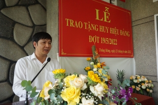 Trao Huy hiệu 75 năm tuổi Đảng cho đảng viên ở thị xã Trảng Bàng