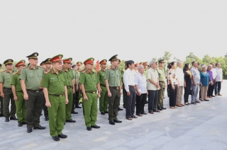 Dâng hương tưởng niệm anh hùng, liệt sĩ tại Ban An ninh tỉnh Tây Ninh