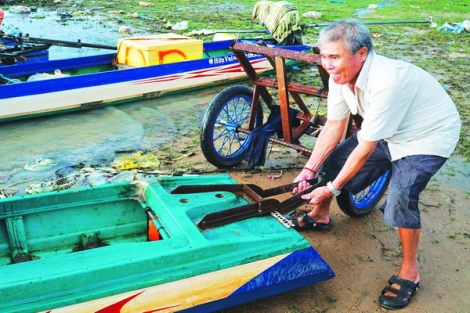 Xăng lên giá: Nhiều ngư dân lao đao