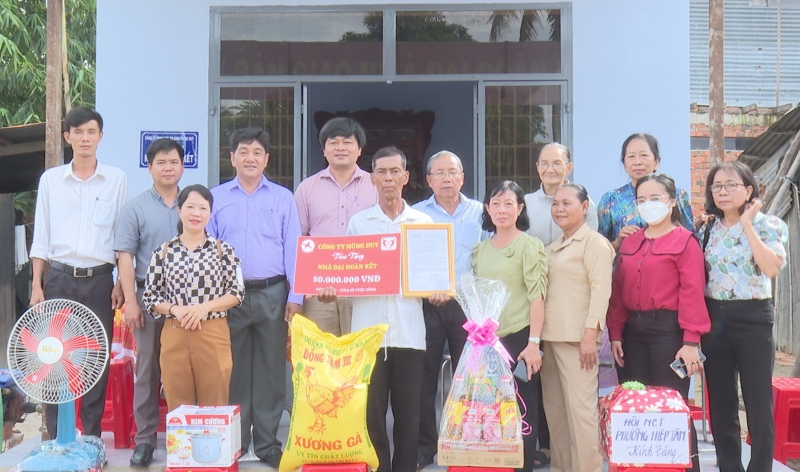 Hòa Thành: Trao nhà đại đoàn kết cho hộ nghèo