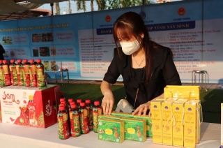 Tổ chức triển lãm hàng hoá, đặc sản giữa tỉnh Tây Ninh với các tỉnh Campuchia