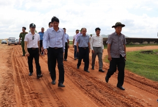 Phó Chủ tịch UBND tỉnh Trần Văn Chiến kiểm tra hoạt động khai thác cát ở hồ Dầu Tiếng
