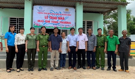 Tặng “Mái ấm tình thương” cho hội viên dân tộc Khmer tại xã Hòa Hiệp