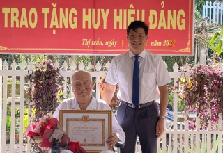 Phó Bí thư Tỉnh uỷ Nguyễn Mạnh Hùng: Trao Huy hiệu 75 tuổi Đảng cho nguyên Bí thư Huyện uỷ Tân Biên
