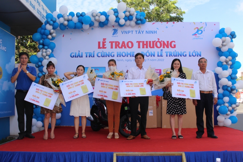 Trao giải chương trình quay số trúng thưởng “Giải trí cùng Home – Đón lễ trúng lớn”