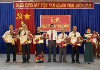 Đảng bộ thị trấn Tân Biên: Trao Huy hiệu Đảng cho 6 đảng viên