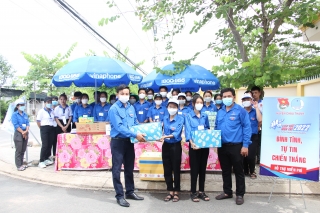 Huyện đoàn Châu Thành thăm, tặng quà đội thanh niên tình nguyện “Tiếp sức mùa thi”.