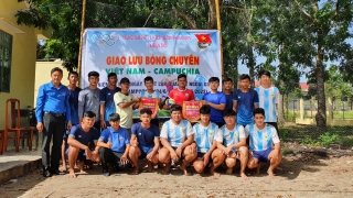 Đoàn Thanh niên xã Biên Giới tổ chức giao lưu bóng chuyền với thanh niên Campuchia