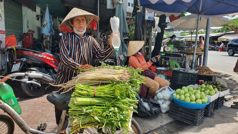 Người dân “thắt lưng buộc bụng” trong cơn bão giá