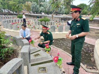 Trung tướng Phùng Sỹ Tấn- Phó tổng Tham mưu trưởng QĐND Việt Nam: Viếng Nghĩa trang liệt sĩ Tân Biên (Đồi 82)