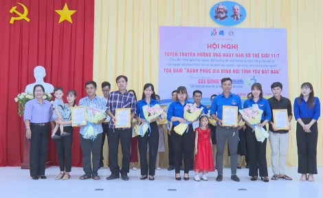 Hòa Thành: Tuyên dương 8 gia đình trẻ tiêu biểu năm 2022