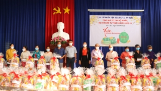 Các cấp Công đoàn trên địa bàn huyện Gò Dầu: Tặng gần 7.200 phần quà cho đoàn viên khó khăn