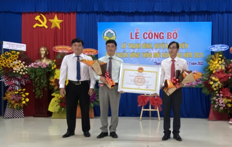 Đón bằng công nhận xã đạt chuẩn nông thôn mới nâng cao năm 2021