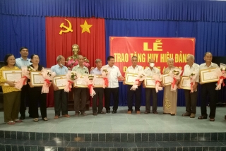 Trảng Bàng: Trao Huy hiệu Đảng cho 24 đảng viên