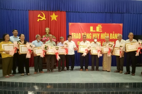 Trảng Bàng: Trao Huy hiệu Đảng cho 24 đảng viên