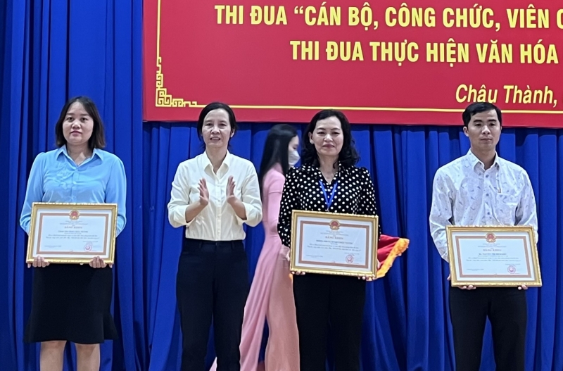 Châu Thành: Sơ kết 3 năm thực hiện phong trào “Cán bộ, công chức, viên chức thi đua thực hiện văn hóa công sở”