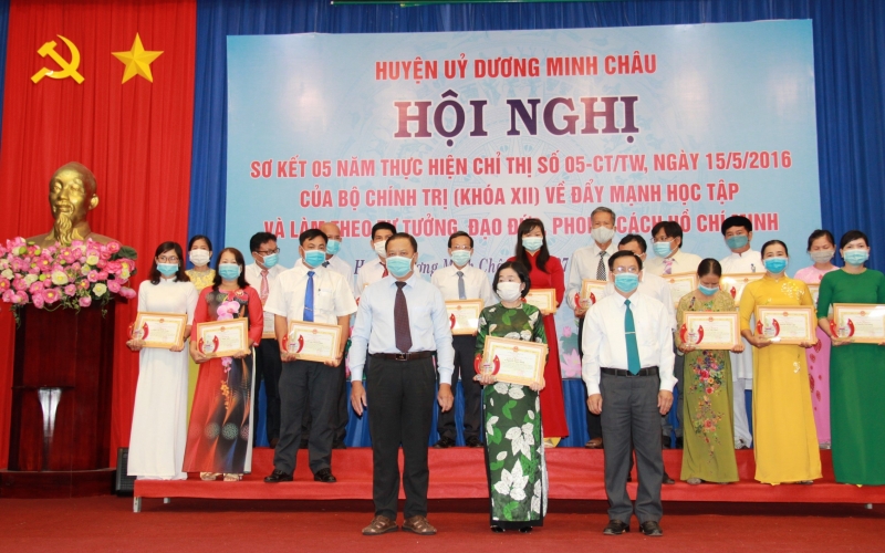 Cô phó hiệu trưởng tận tâm, nhiệt huyết với công tác giáo dục