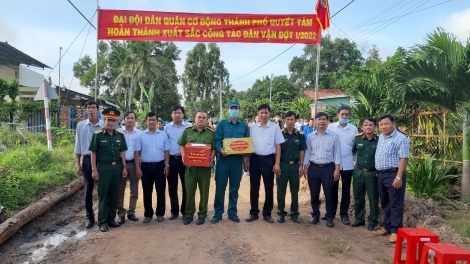 Thăm, tặng quà cán bộ, chiến sĩ làm công tác dân vận tại các địa phương