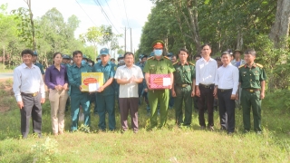 Phó Chủ tịch UBMTTQVN tỉnh Hồ Đức Hải: Thăm, tặng quà cán bộ, chiến sĩ làm công tác dân vận tại Hòa Thành