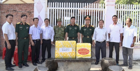 Thăm và tặng quà cho các lực lượng làm công tác vận động quần chúng tại Châu Thành
