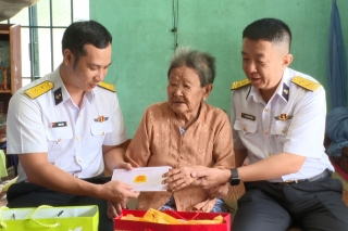 Tặng quà 8 Mẹ Việt Nam anh hùng ở Tây Ninh