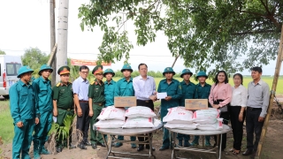 Bí thư Huyện ủy Gò Dầu Huỳnh Thanh Phương thăm, tặng quà lực lượng làm công tác dân vận