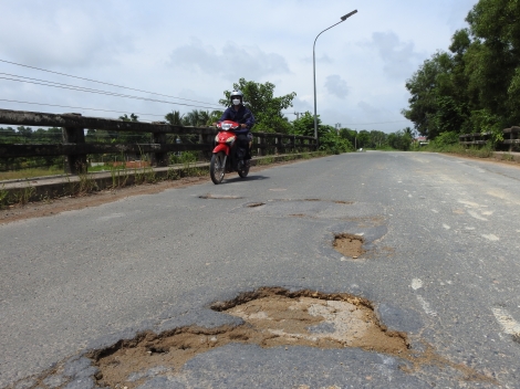 Mặt cầu Xóm Khách xuống cấp