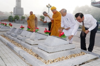 Lãnh đạo tỉnh viếng Nghĩa trang liệt sĩ Trà Võ nhân Ngày thương binh - liệt sĩ
