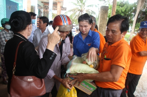 Chùa Thiền Lâm Gò Kén: Tặng quà hộ nghèo vùng sâu biên giới huyện Châu Thành