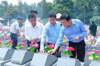 Đoàn lãnh đạo thành phố Hải Phòng viếng nghĩa trang liệt sĩ thị xã Trảng Bàng