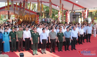 Thủ tướng dâng hương, hoa tại nghĩa trang liệt sĩ quốc tế Việt – Lào