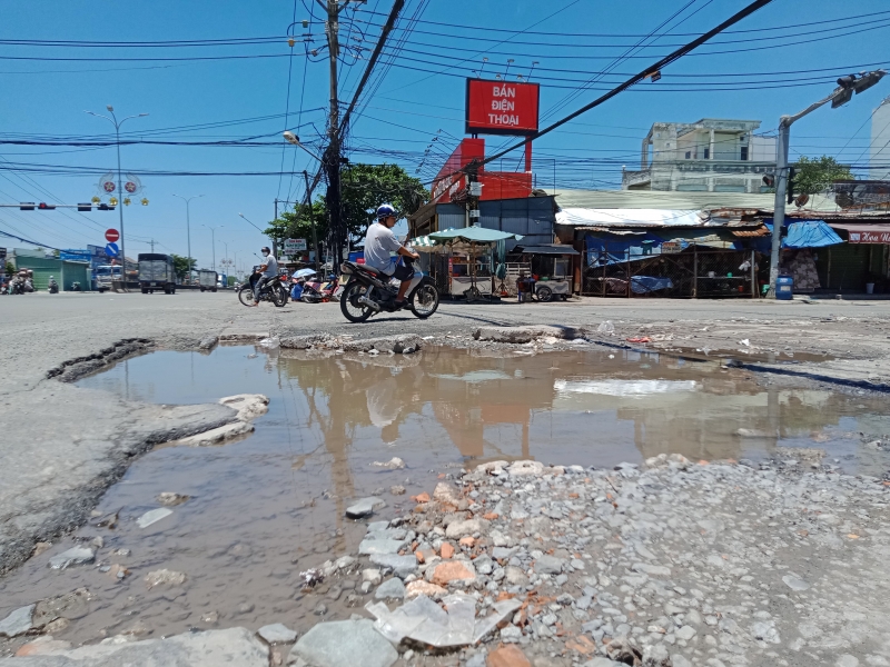 Mặt đường tại ngã tư An Bình lại xuống cấp