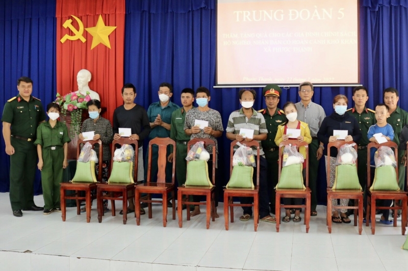 Trung đoàn 5 (Sư đoàn 5): Tặng 40 phần quà cho hộ nghèo tại xã Phước Thạnh và Bàu Đồn