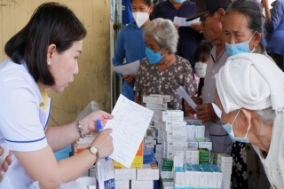 Bệnh viện Quân dân y miền Đông: Khám bệnh, tặng quà cho người dân