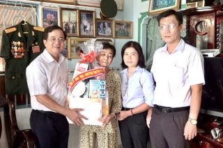 Trưởng Ban Nội chính Tỉnh uỷ Nguyễn Hồng Thanh: Thăm, tặng quà cho các gia đình chính sách