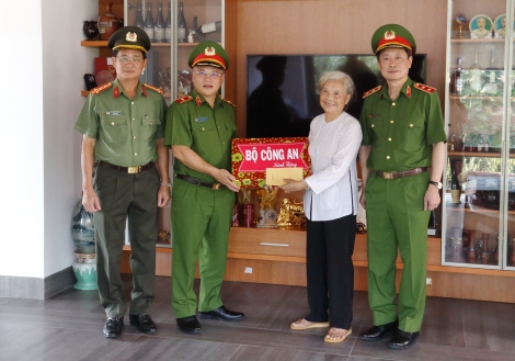 Thăm các gia đình chính sách tại Tây Ninh