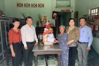 Thăm, tặng quà gia đình chính sách trên địa bàn huyện Gò Dầu