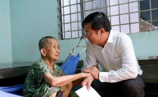 Bí thư Tỉnh uỷ Nguyễn Thành Tâm thăm gia đình chính sách