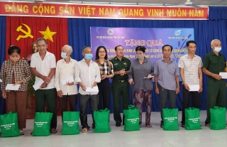Tặng 100 phần quà cho gia đình chính sách huyện Châu Thành và Tân Biên