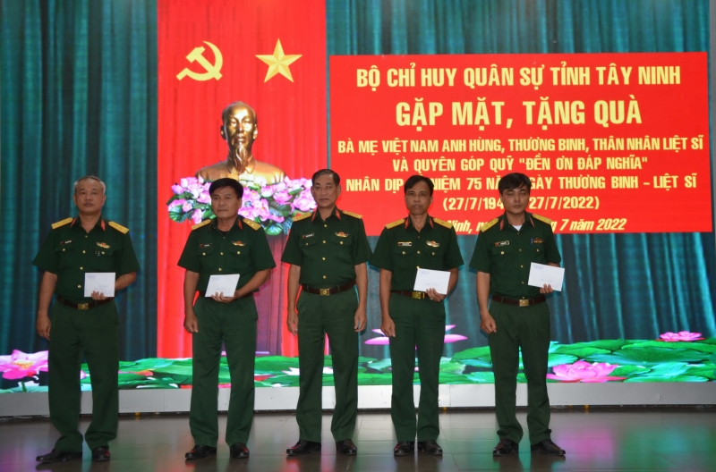 Gặp mặt, tặng quà Mẹ Việt Nam anh hùng, thương binh, thân nhân liệt sĩ