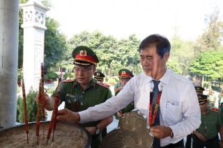 Thứ trưởng Bộ Công an dâng hương tại Tây Ninh